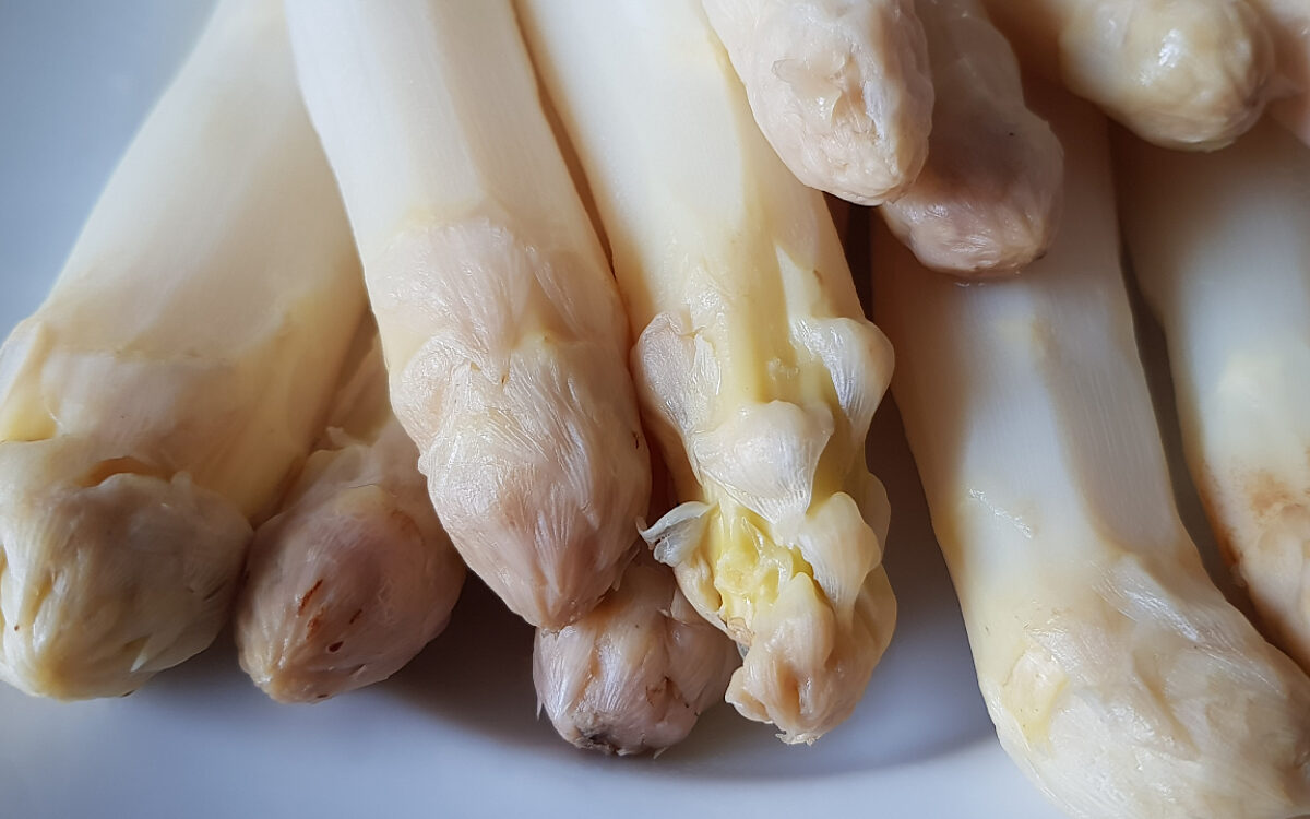 Das ist ein Teller voller Spargel, der bereits geschält und gekocht wurde Das ist ein Teller voller Spargel, der bereits geschält und gekocht wurde